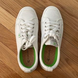 Cariuma white canvas sneaker